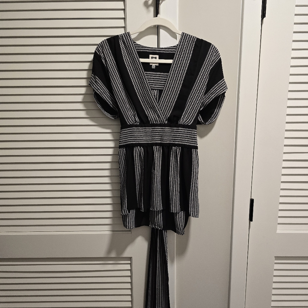 Anne Klein Black and White V-Neck Blouse
